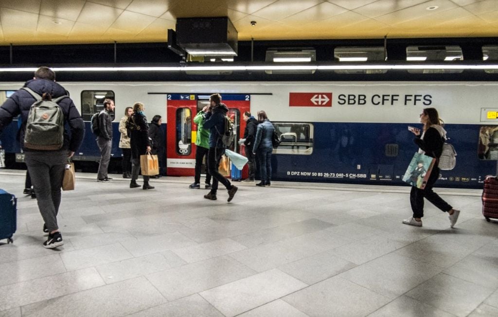 Un hombre apuñaló a tres personas en una estación de tren cerca de Zúrich Un hombre apuñaló a tres personas en una estación de tren cerca de Zúrich